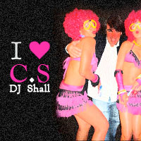 I love DJ SHALL ! En photo avec ses danseuses.